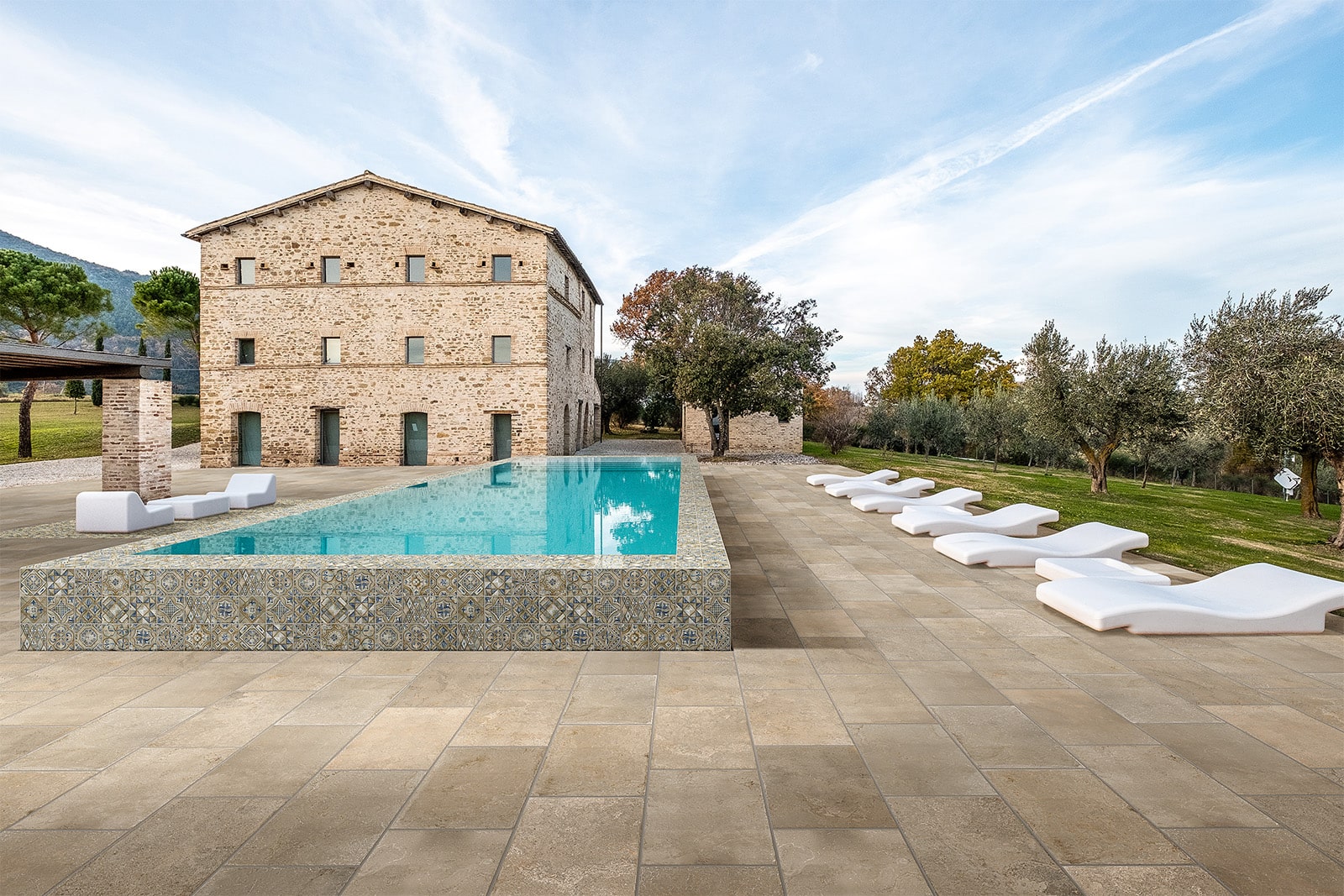 Ambientazione-Mediterranea-Byblos-outdoor-piscina2-min.jpg