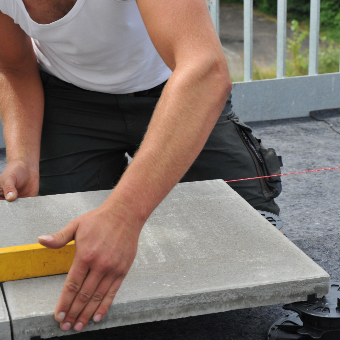 Terrasse sur plots : règles professionnelles pour éviter dalles qui bougent, sonnent ou s’affaissent