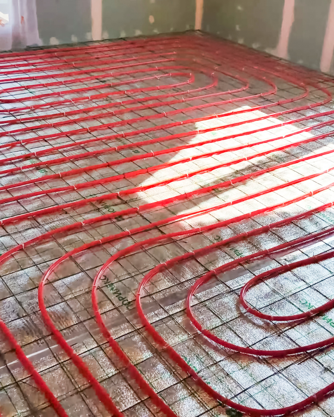 Chauffage au sol et carrelage : épaisseur, format, colle, joints… le guide fiable