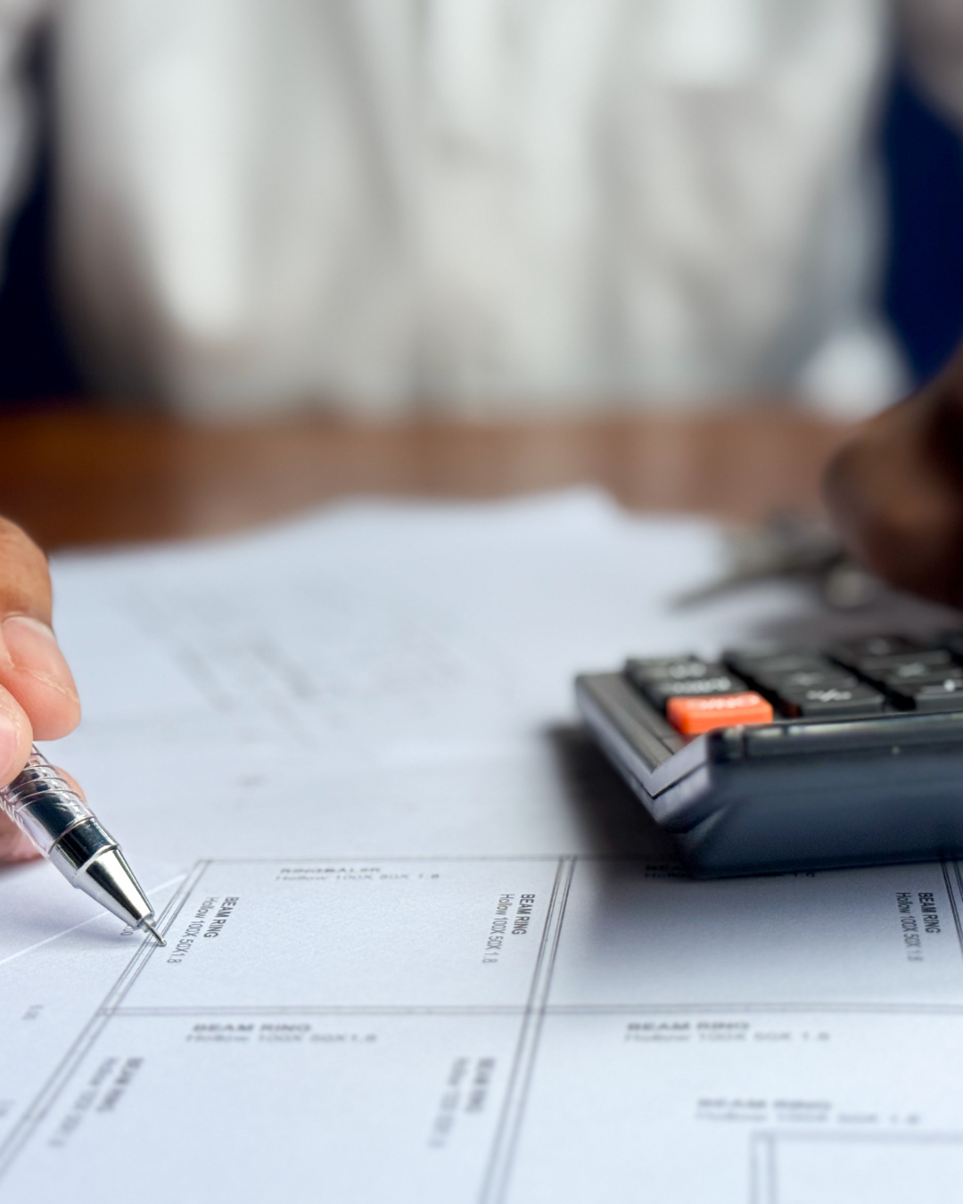 Combien de carrelage commander ? Le calcul pro (m², chutes, cartons)