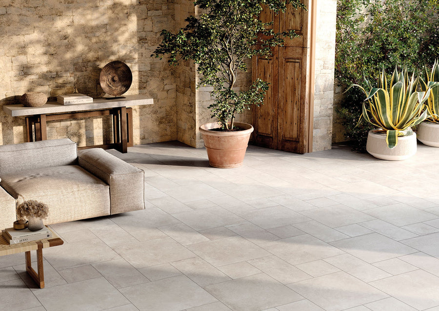 Apportez du cachet à vos sols et murs avec notre carrelage effet pierre. Idéal intérieur/extérieur, il allie charme authentique, résistance et facilité d’entretien.