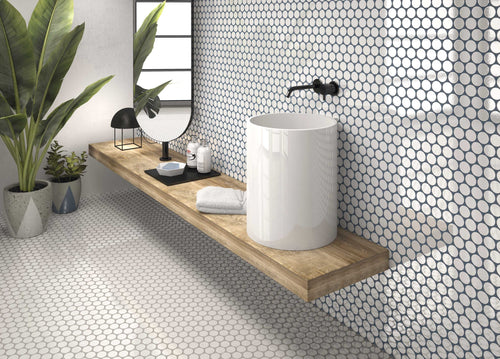 Circle Glossy White posé dans une salle de bains