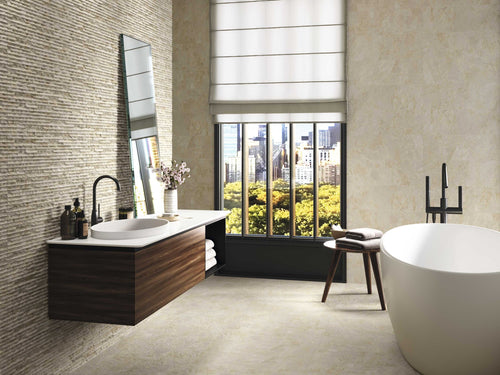 Iguazu Sand posé dans une salle de bains