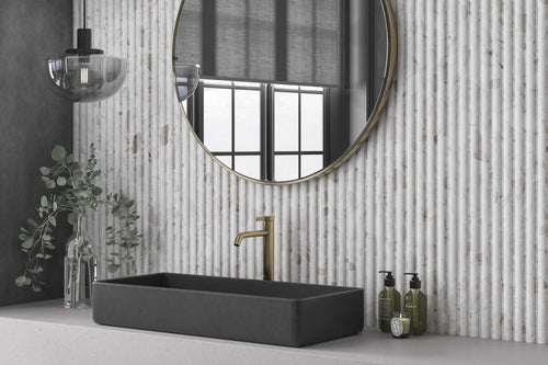 Fluted Terrazo White posé dans une salle de bains