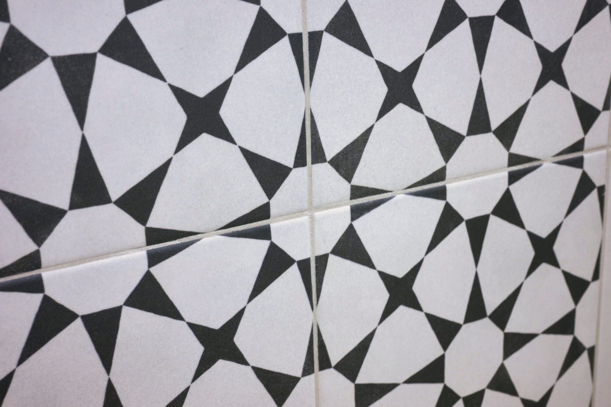 CUBAN WHITE ORNATE / 22,3x22,3 cm