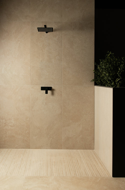 Westone Cream posé dans une ambiance décorative