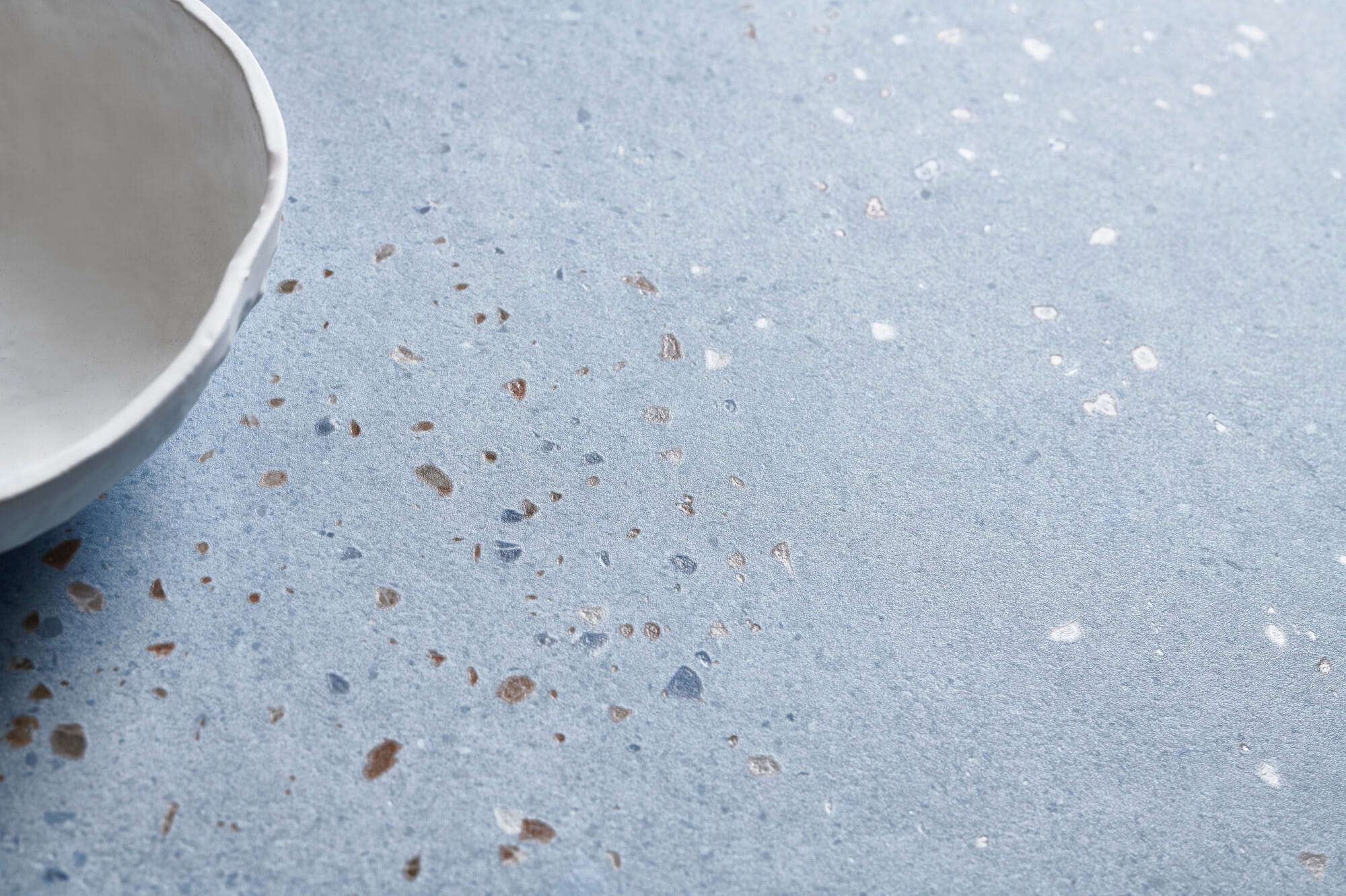 SENSA BLUE : carrelage effet micro terrazzo mat 90x90