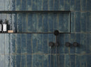 Vibrant Blue posé dans une ambiance décorative