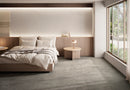 Westone Taupe posé dans une ambiance décorative